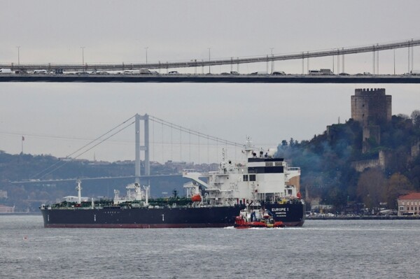 Oil Futures Fall Ahead of U.S.-Iran Talks