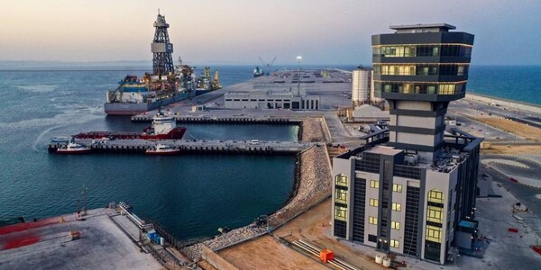 阿曼杜库姆港遇袭