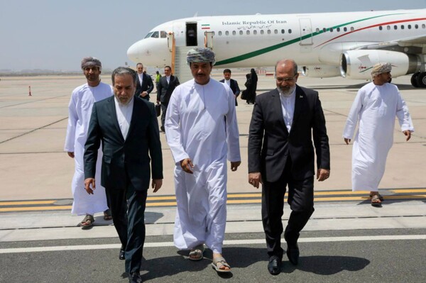 Iranian Foreign Minister Calls for Mutual Respect Before Talks in Oman